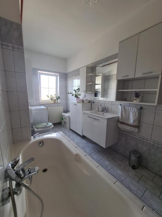 Apartmani Emily Pula Eksteriør billede