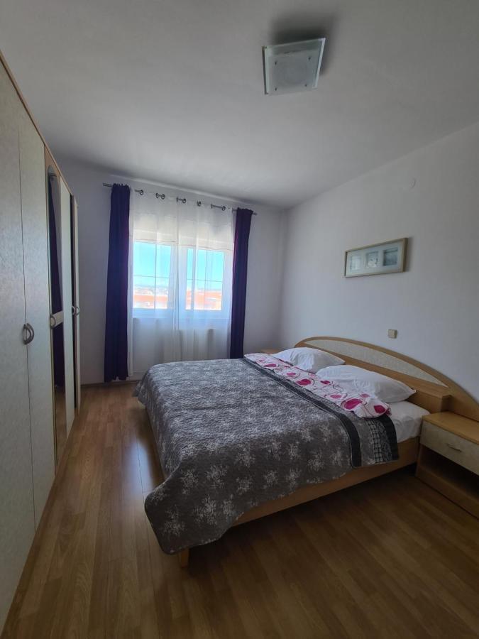 Apartmani Emily Pula Eksteriør billede